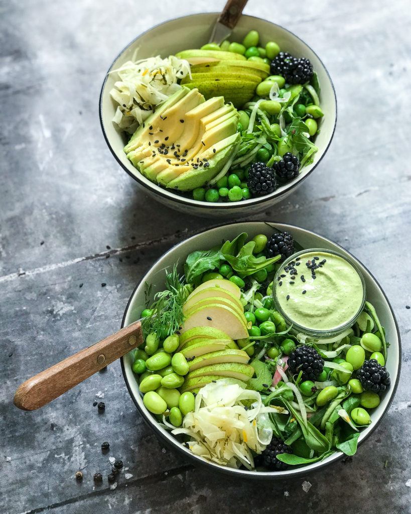 grøn salat med syltet fennikel i 2 bowls