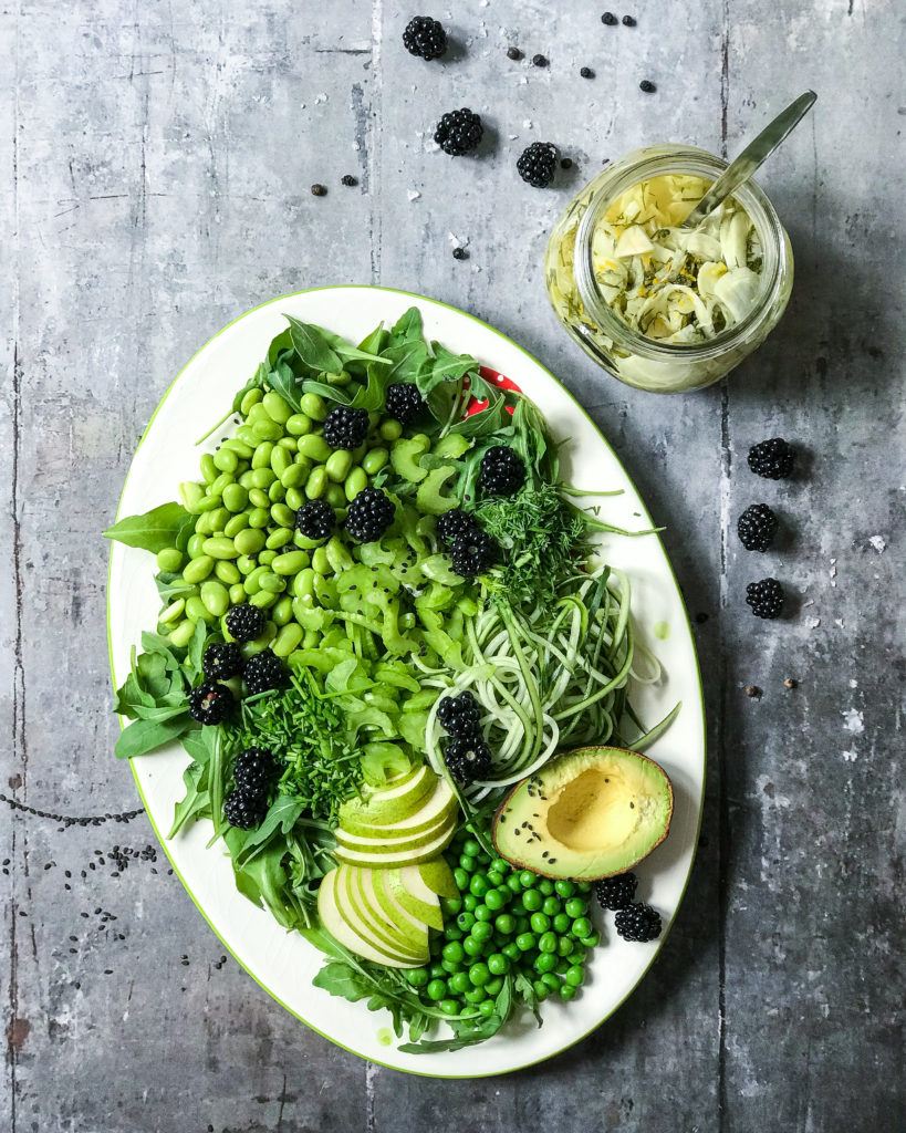 grøn salat med syltet fennikel i glas