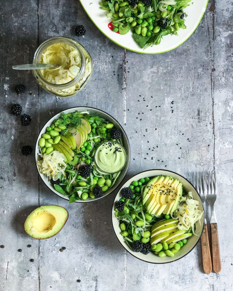 grøn salat med syltet fennikel i bowls
