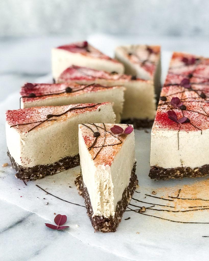 Vegansk cheesecake - cremet, raw og luksuriøs 8 vegansh cheesecake skåret i stykker