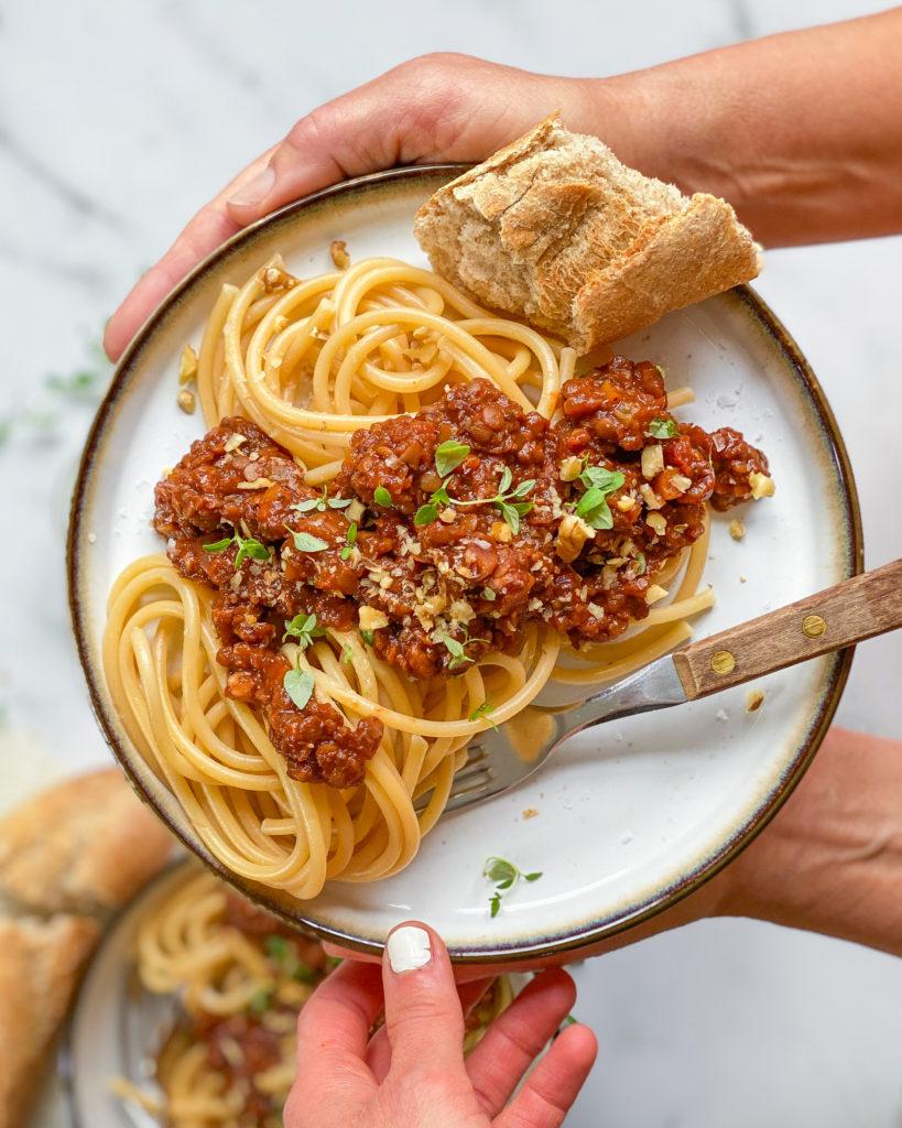vegansk bolognese med spaghetti og brød