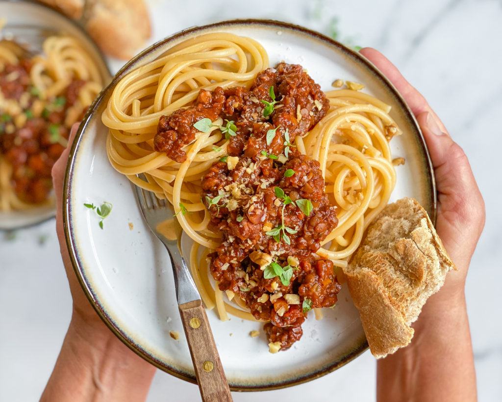 vegansk bolognese med spaghetti og brød