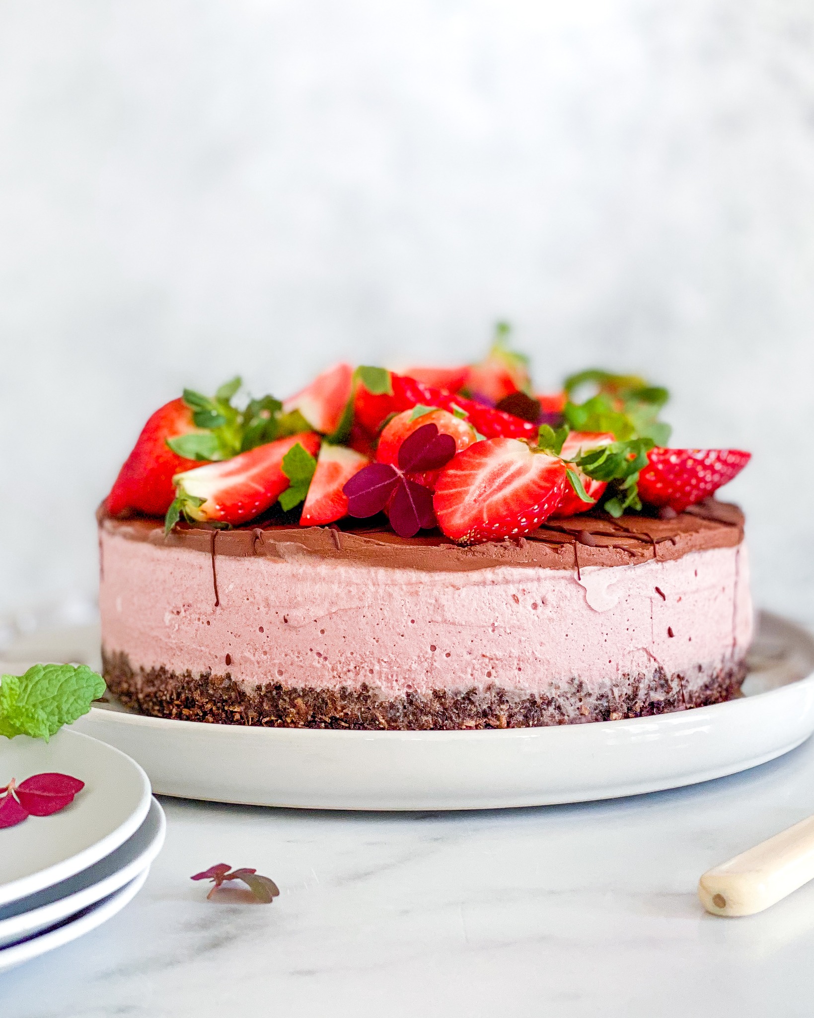 vegansk oreo cheesecake med jordbær forfra