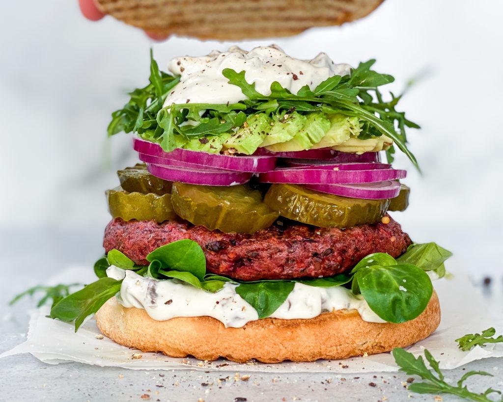 vegansk svampebøf burger med svampemayonnaise
