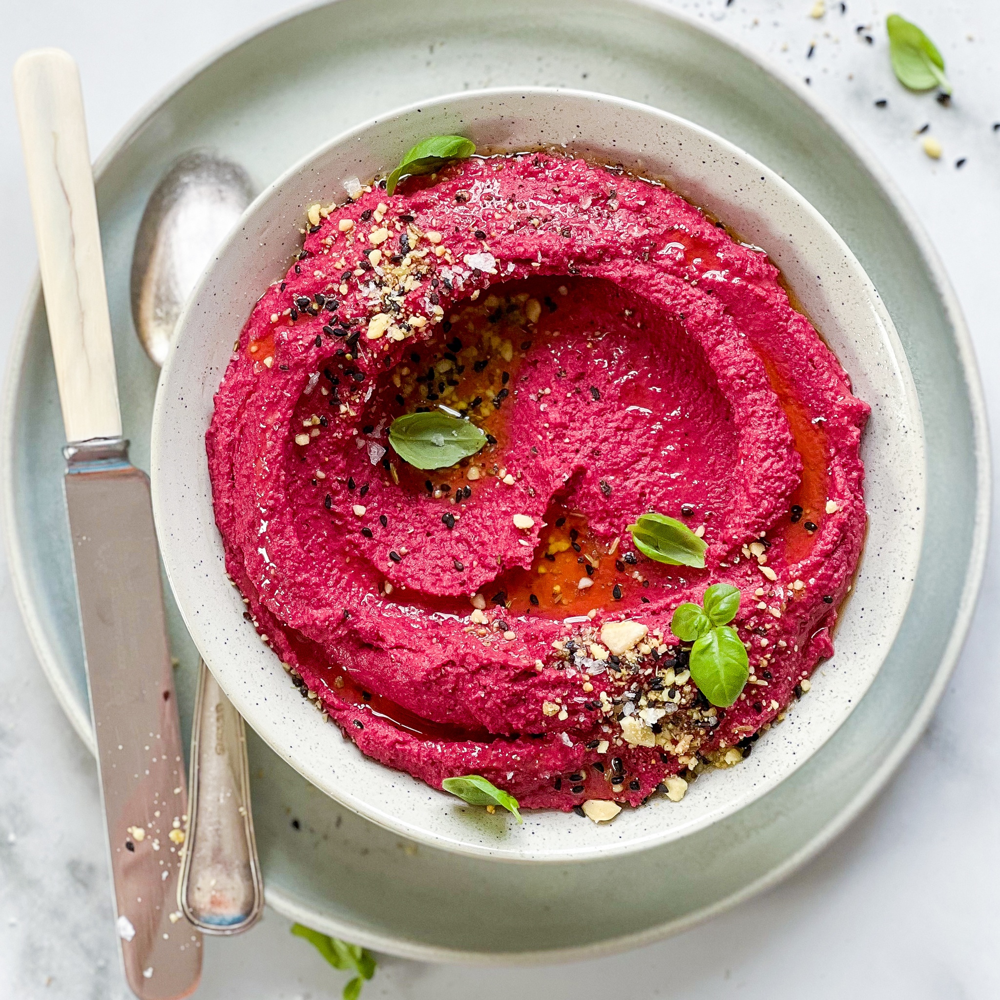 Bagt rødbedehummus