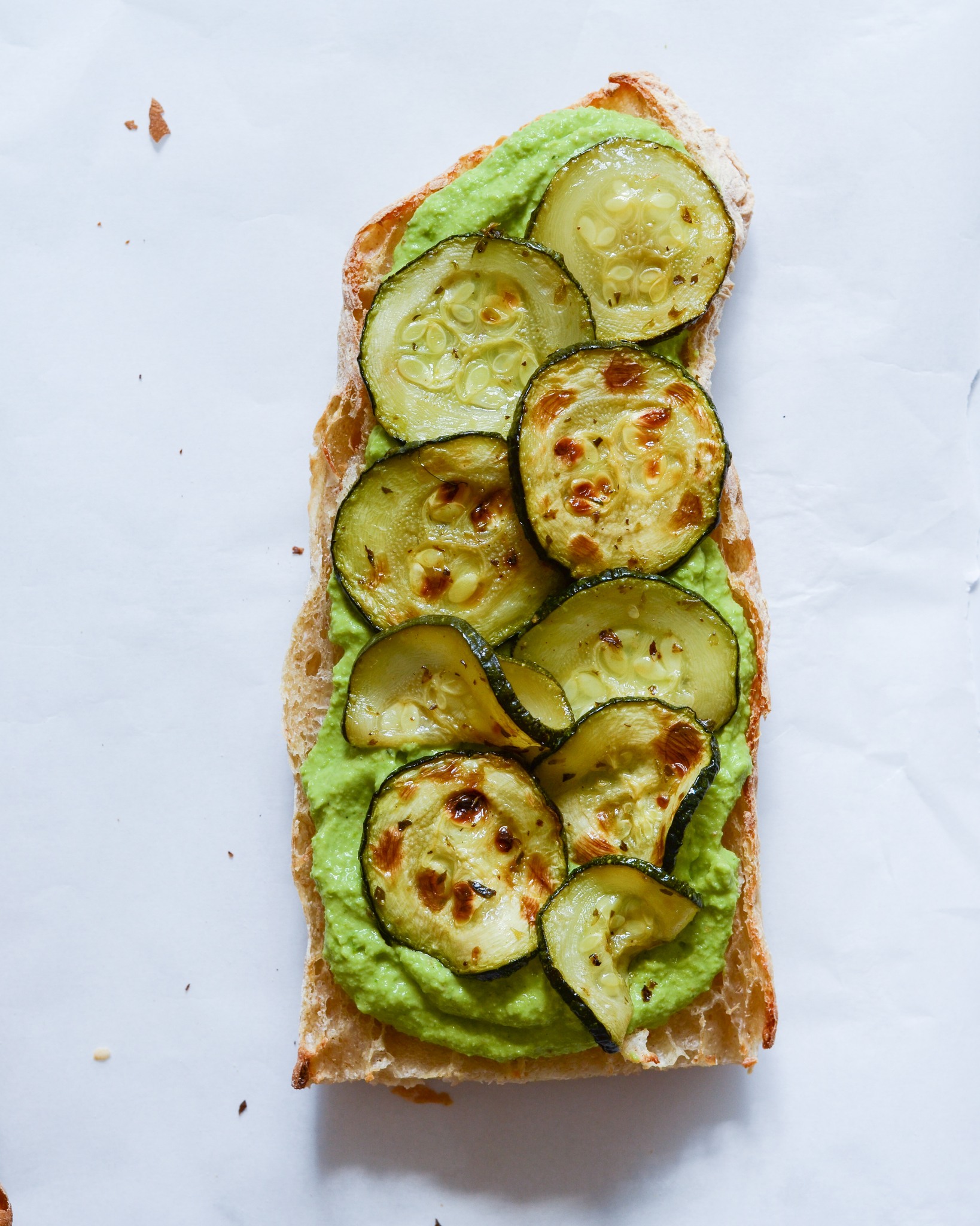 grøn vegetar sandwich ærtedip