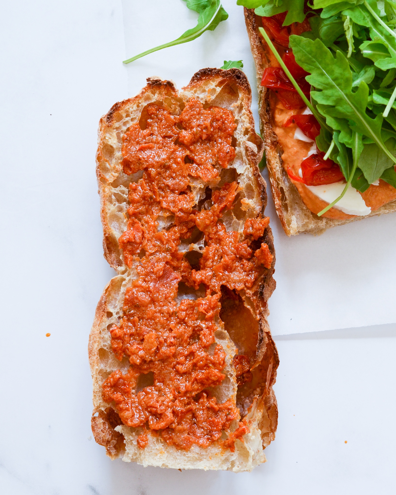 rød vegetar sandwich pesto