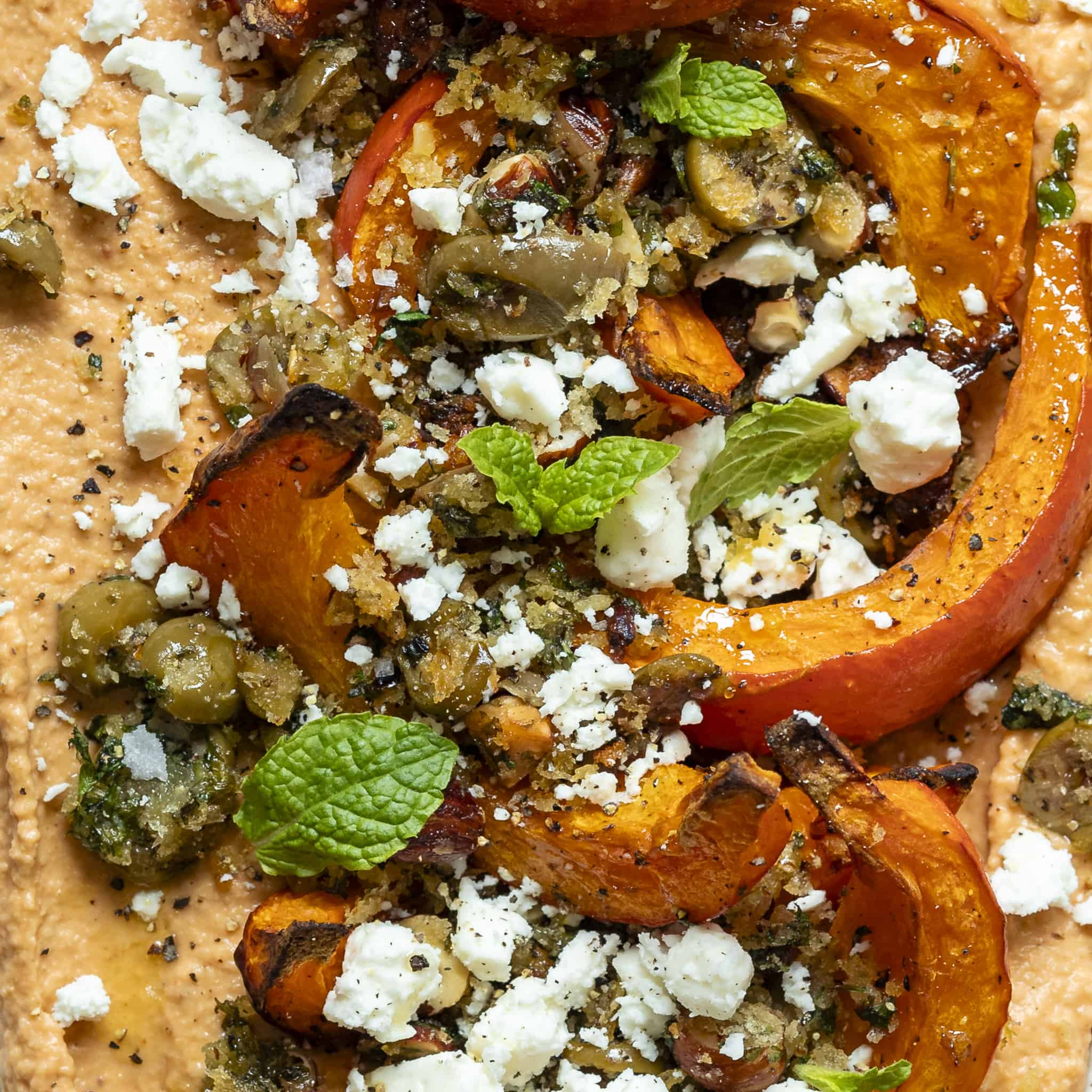 Bagt græskar med sprød topping og harissa hummus-image