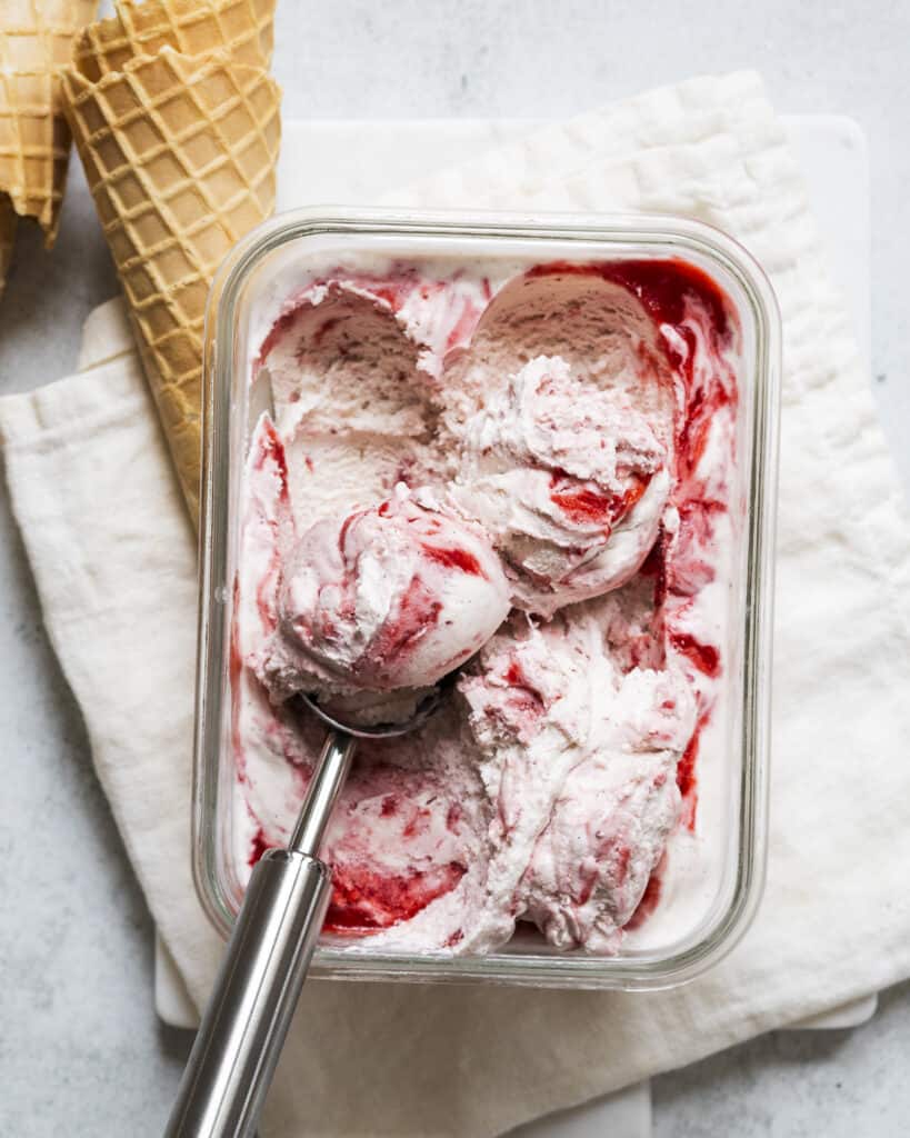 vegansk is med vanilje og jordbærswirl