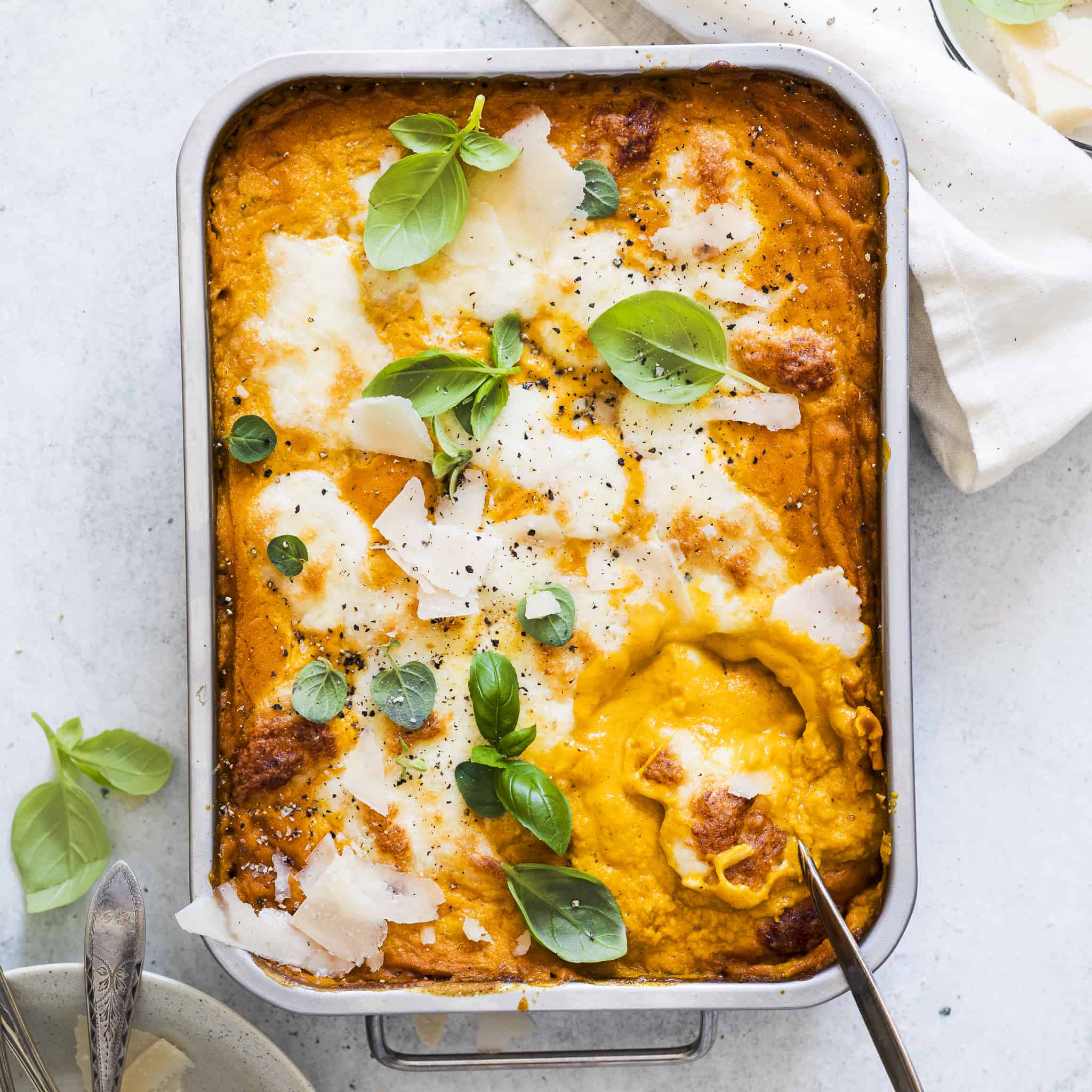 Bagt gnocchi med græskarsauce, bønner og mozzarella