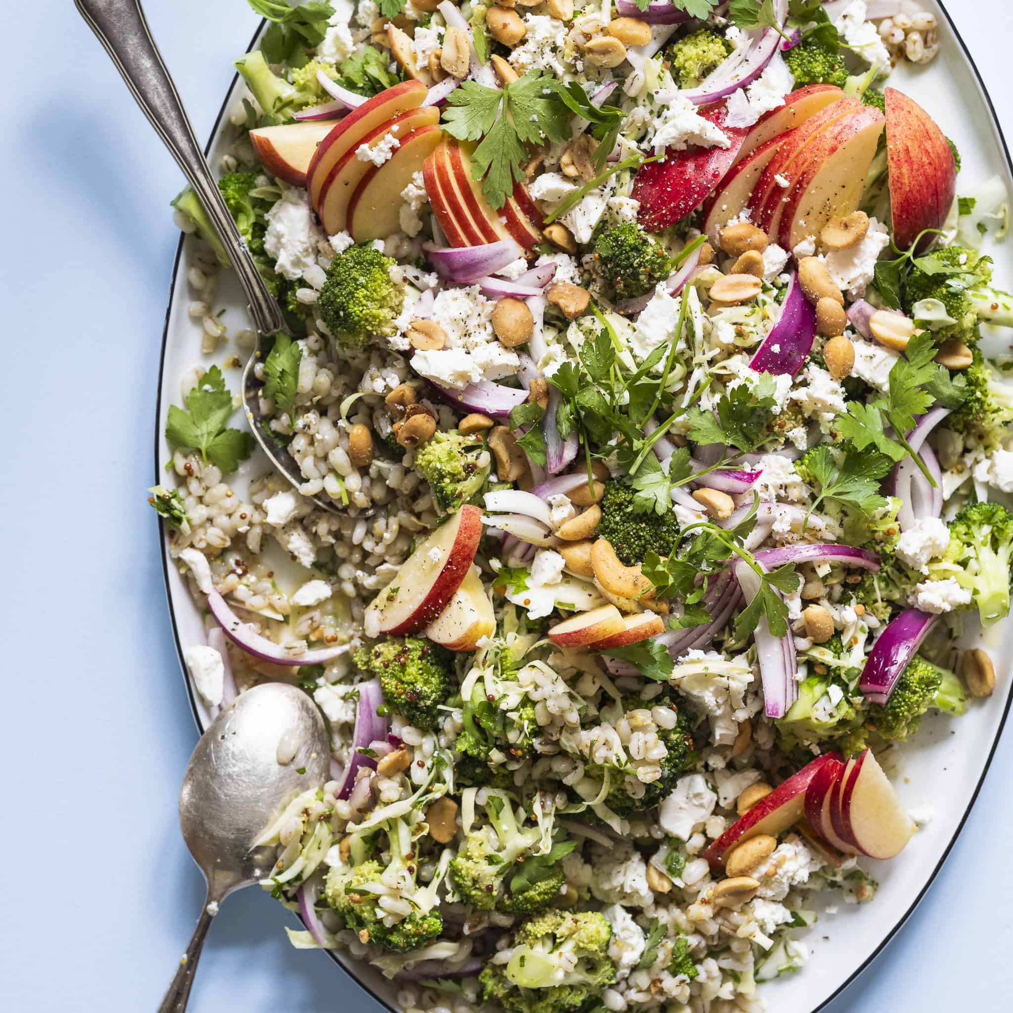 Perlebyg salat med feta og broccoli