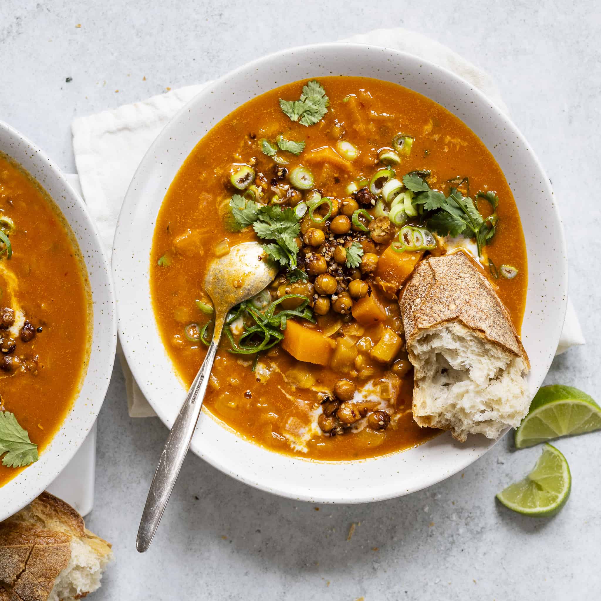 Karrysuppe med fersken og sprøde kikærter