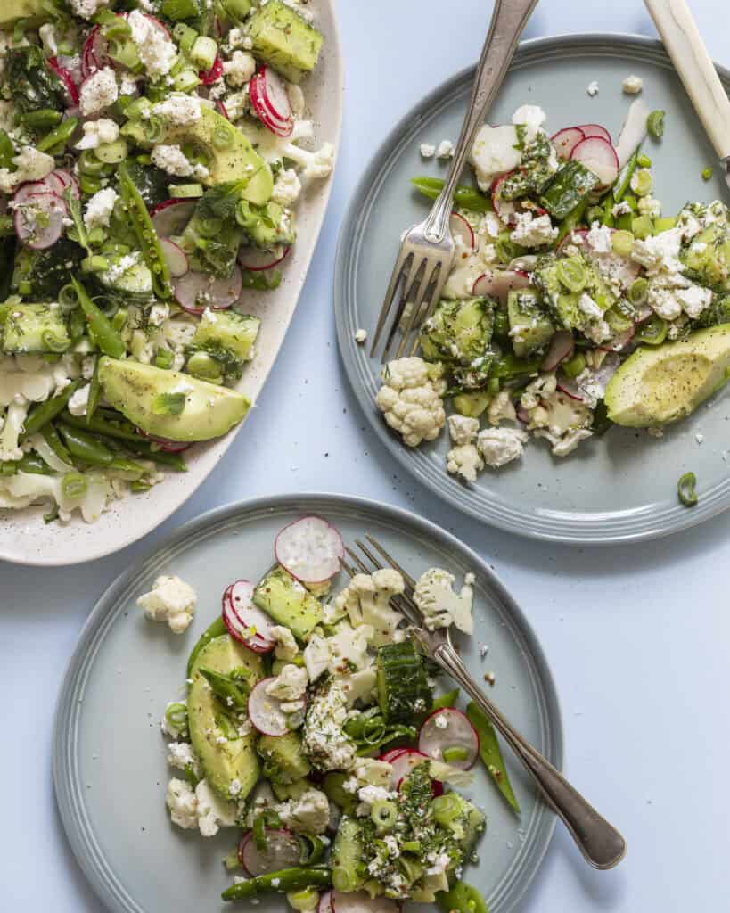 grøn salat med feta og avocado
