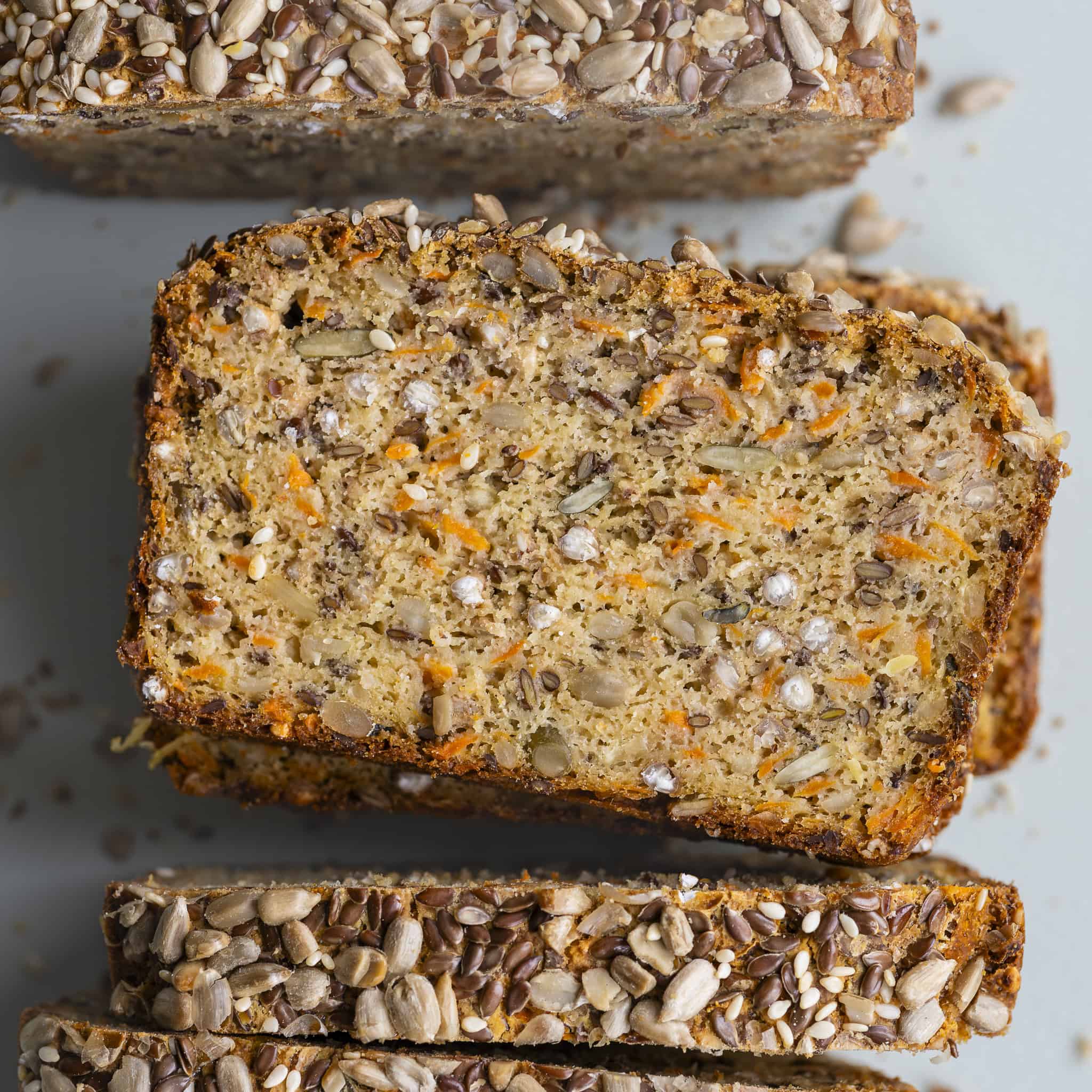 Glutenfrit rugbrød med kerner og gulerod
