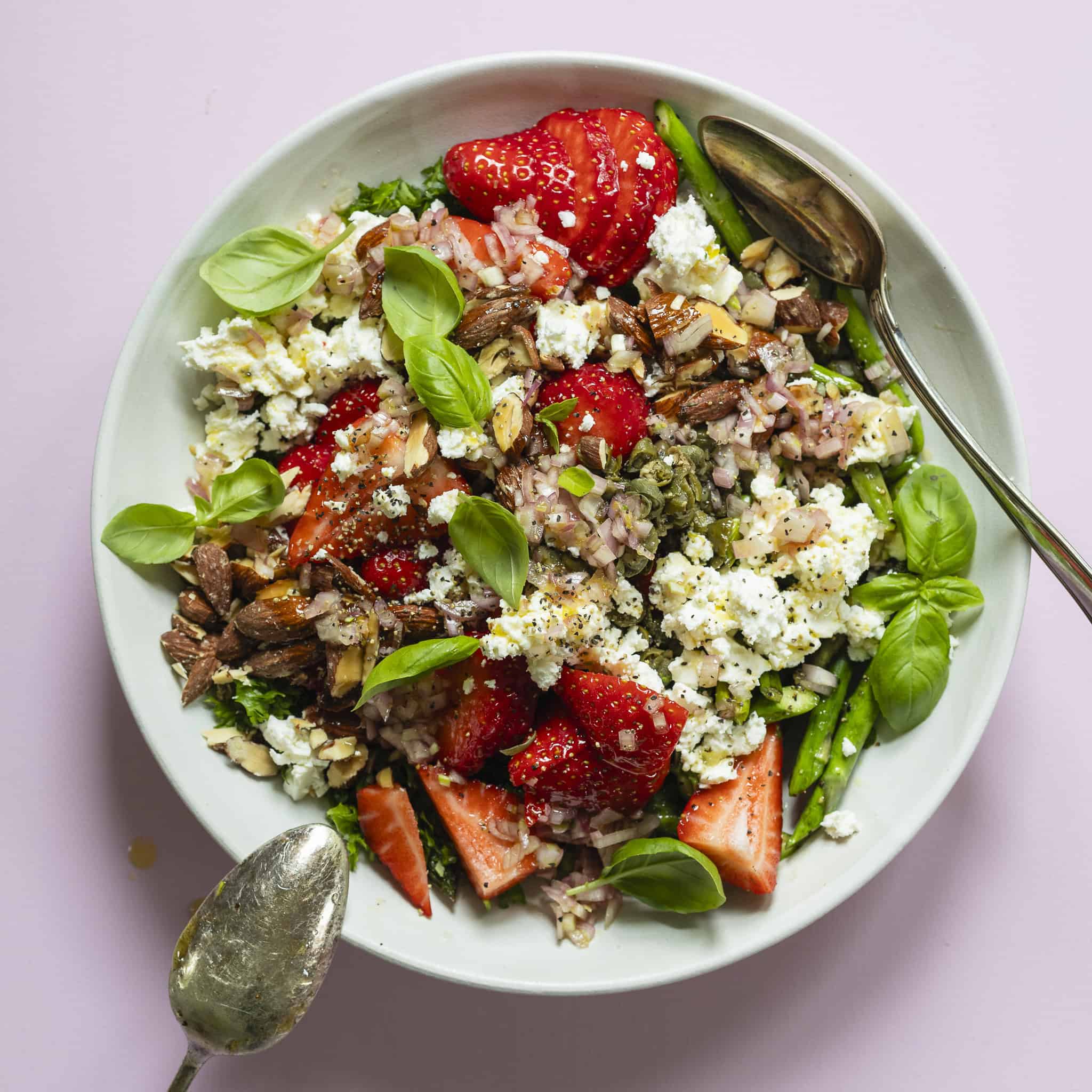 Grøn asparges salat med jordbær og feta-image