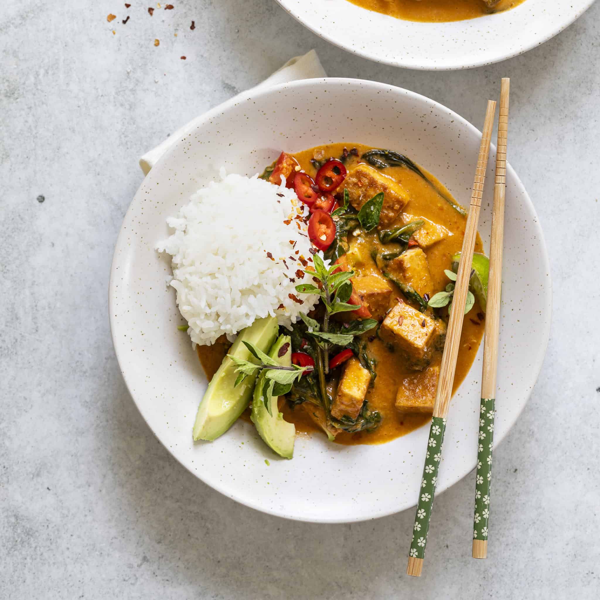 Vegetarisk rød karry med kokosmælk og mangosauce