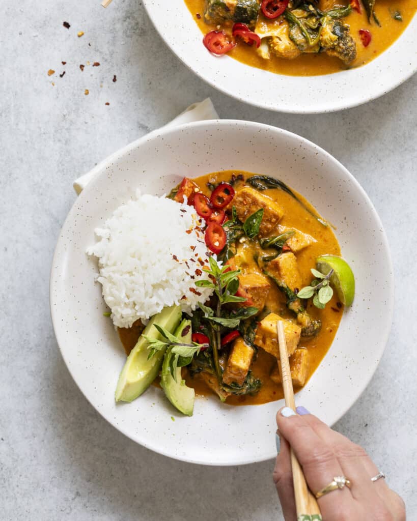 vegetarisk rød karry med tofu og kokosmælk