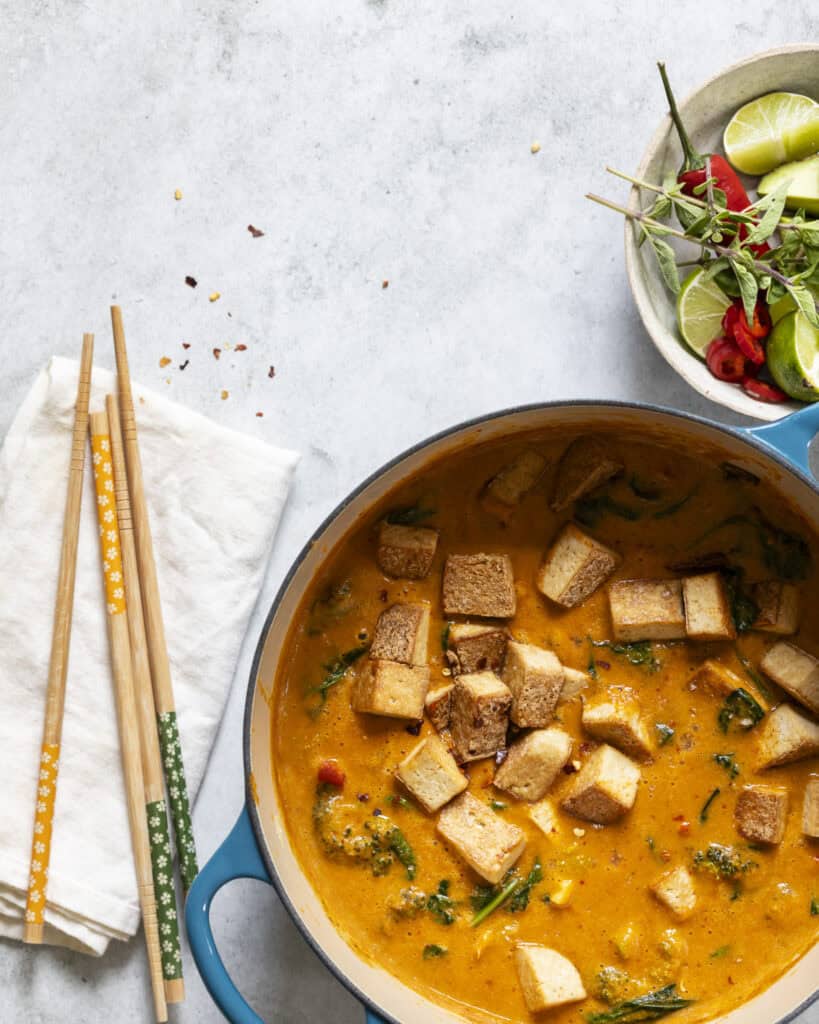 vegetarisk rød karry med tofu