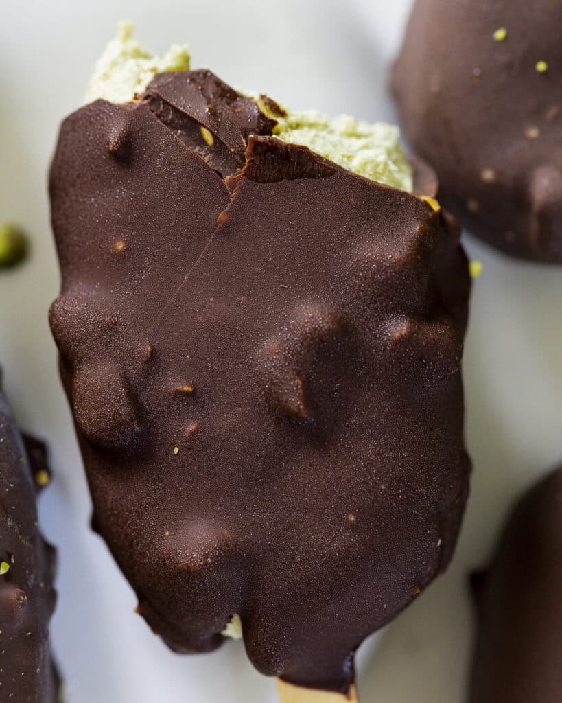 pistacie ispinde med chokolade overtræk