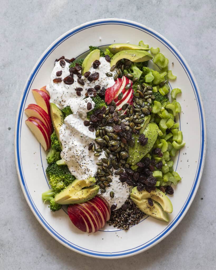 vegetarisk broccolisalat med rosiner og æbler