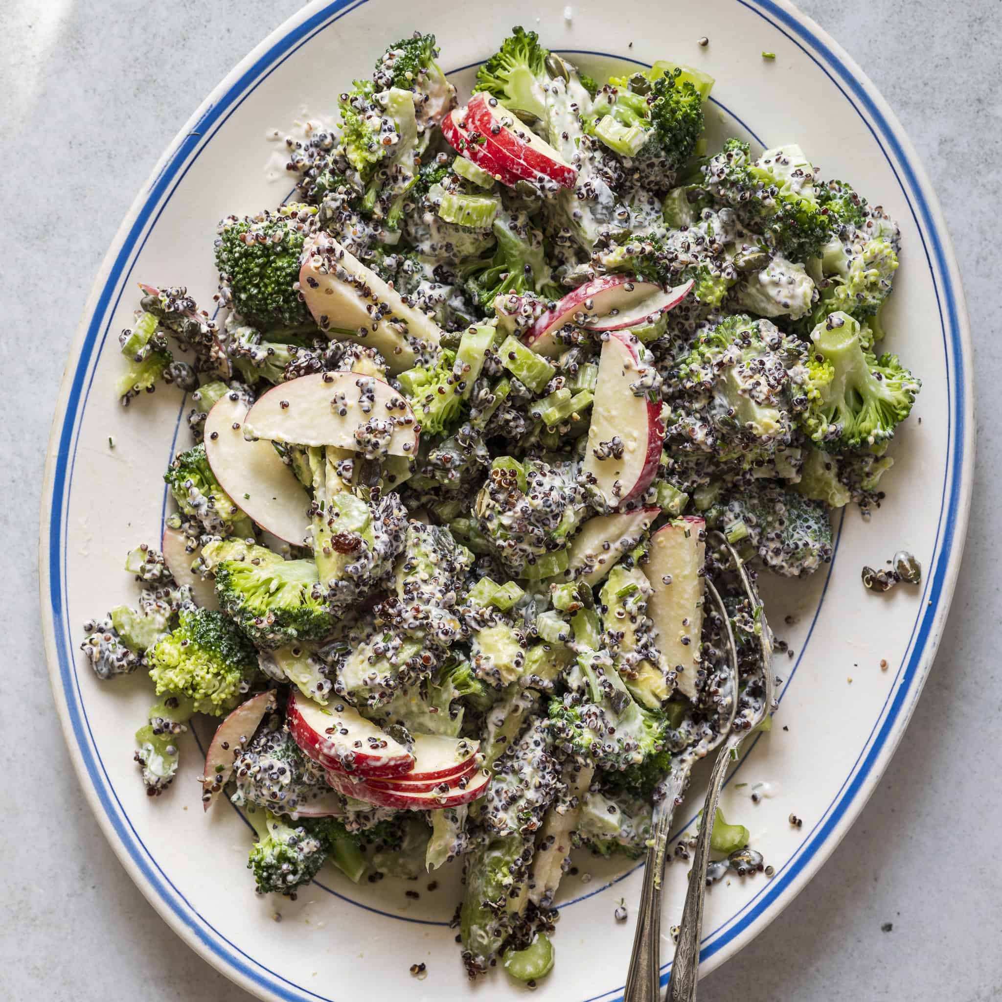 Vegetarisk broccolisalat med æble-image
