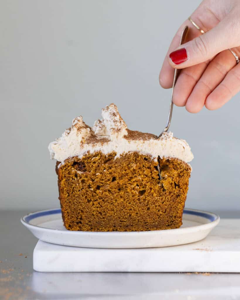 græskarbrød med frosting og pumpkin pie spice