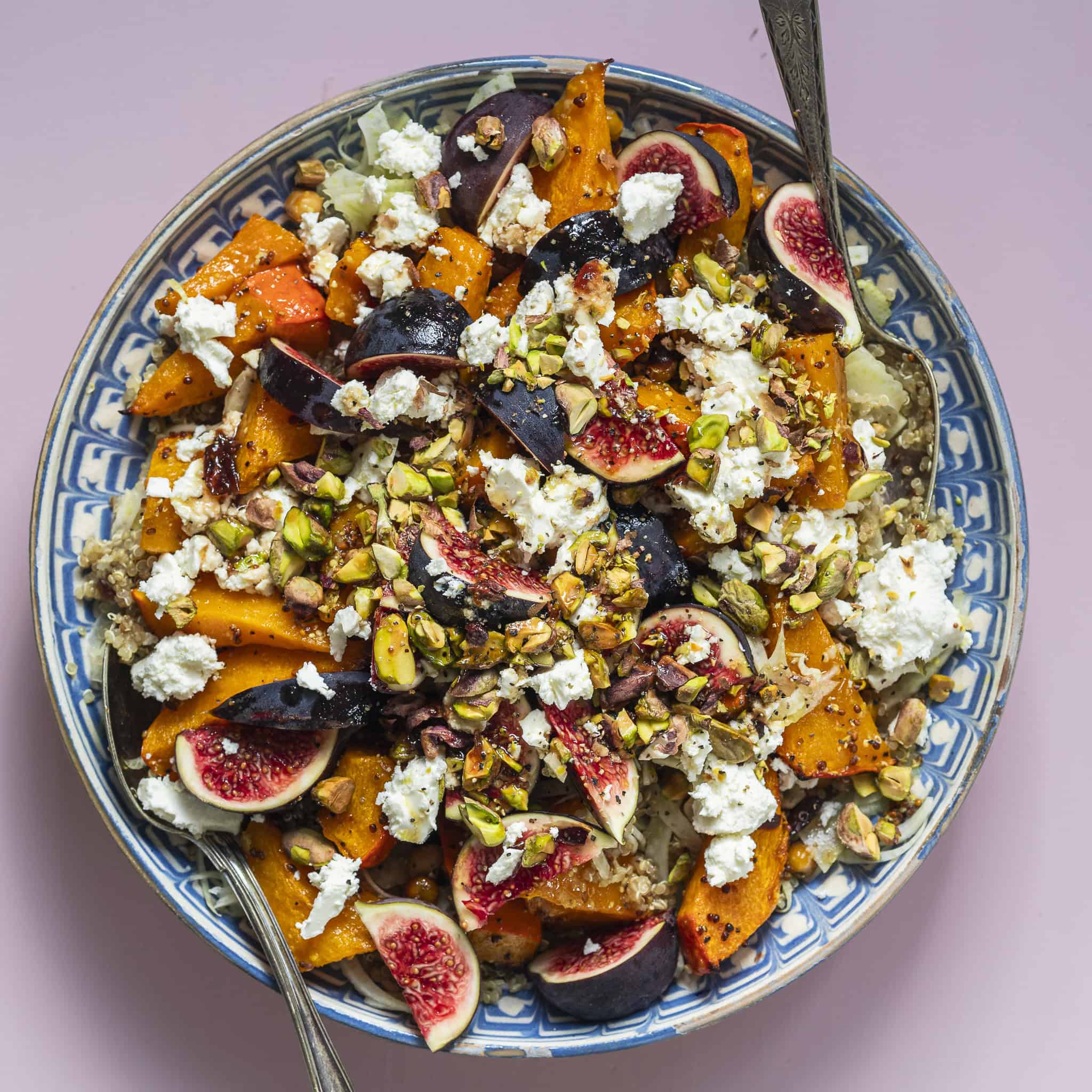 Græskarsalat med ristede kikærter-image