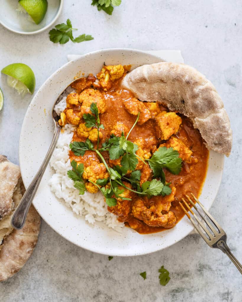 vegetarisk tikka masala med blomkål og tofu