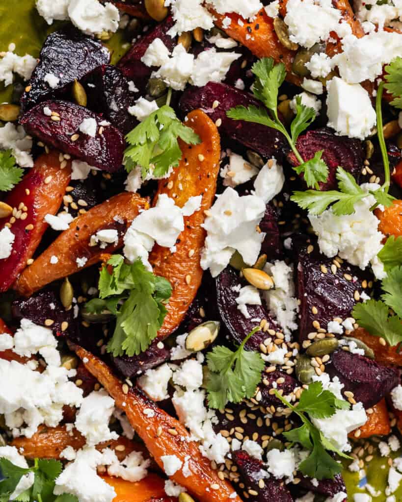 bagte rodfrugter med koriander dressing og feta