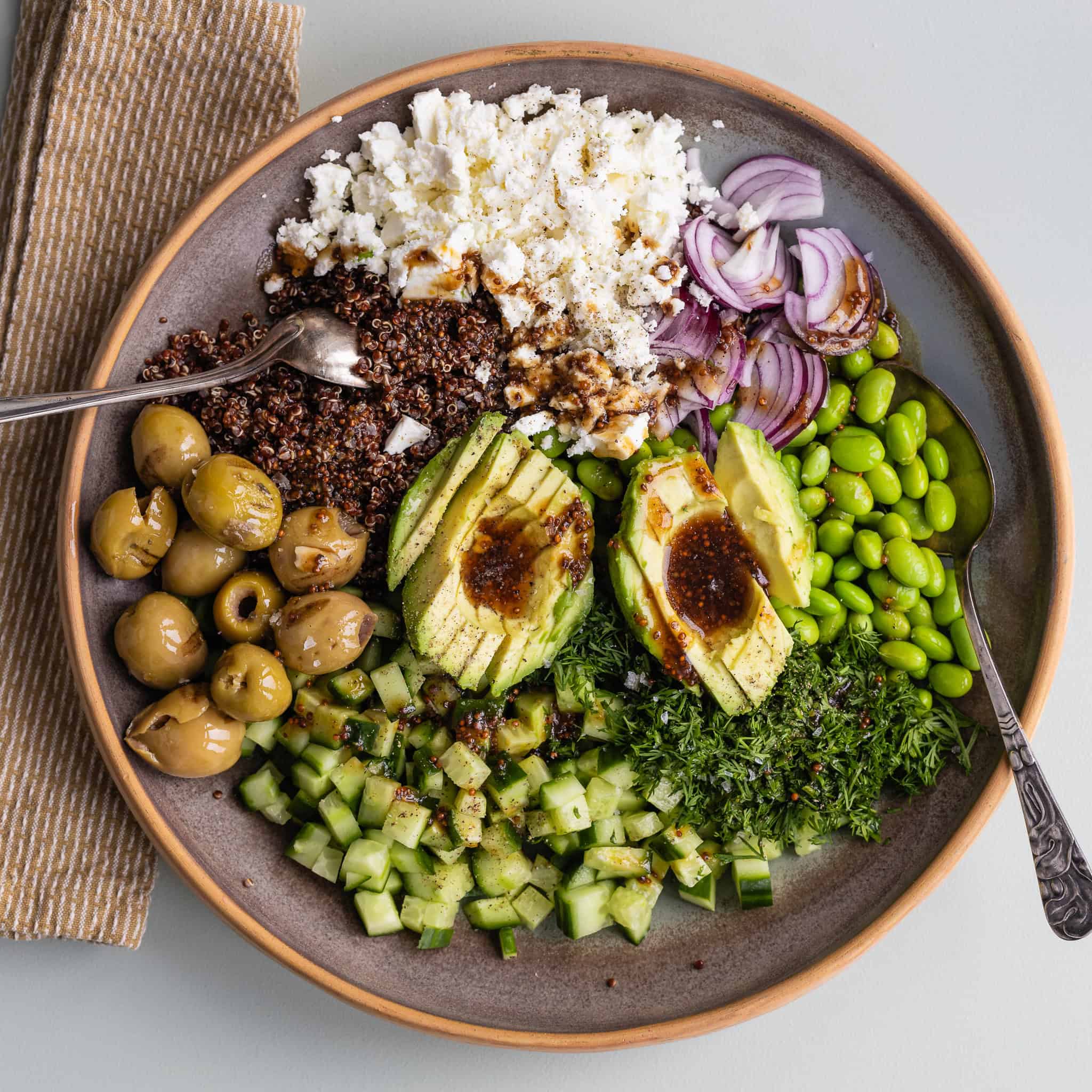 Quinoa salat med edamamebønner-image