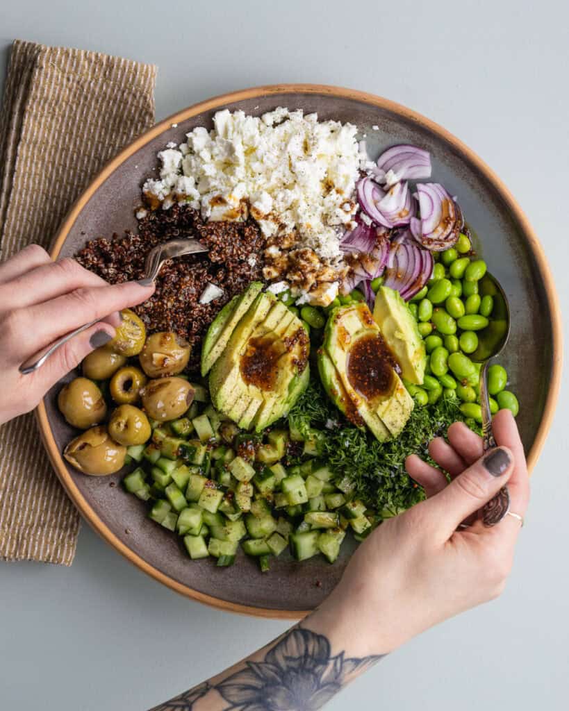 quinoa salat med edamamebønner og feta