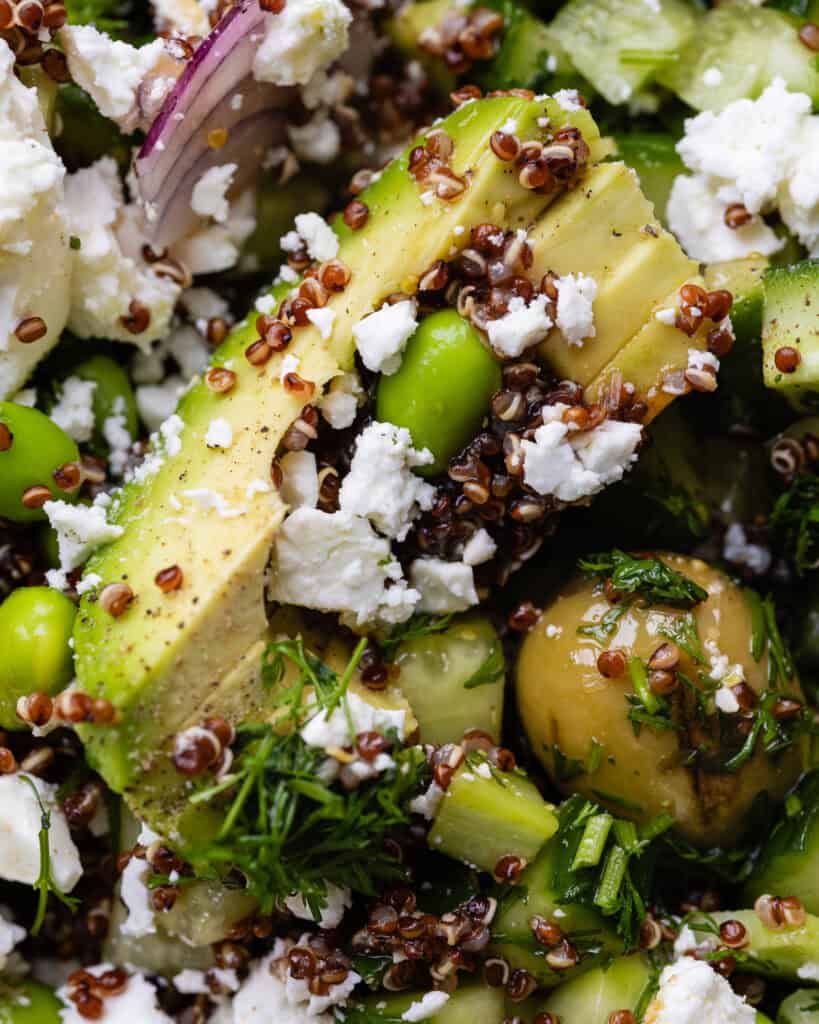 quinoa salat med edamamebønner, avocado og feta