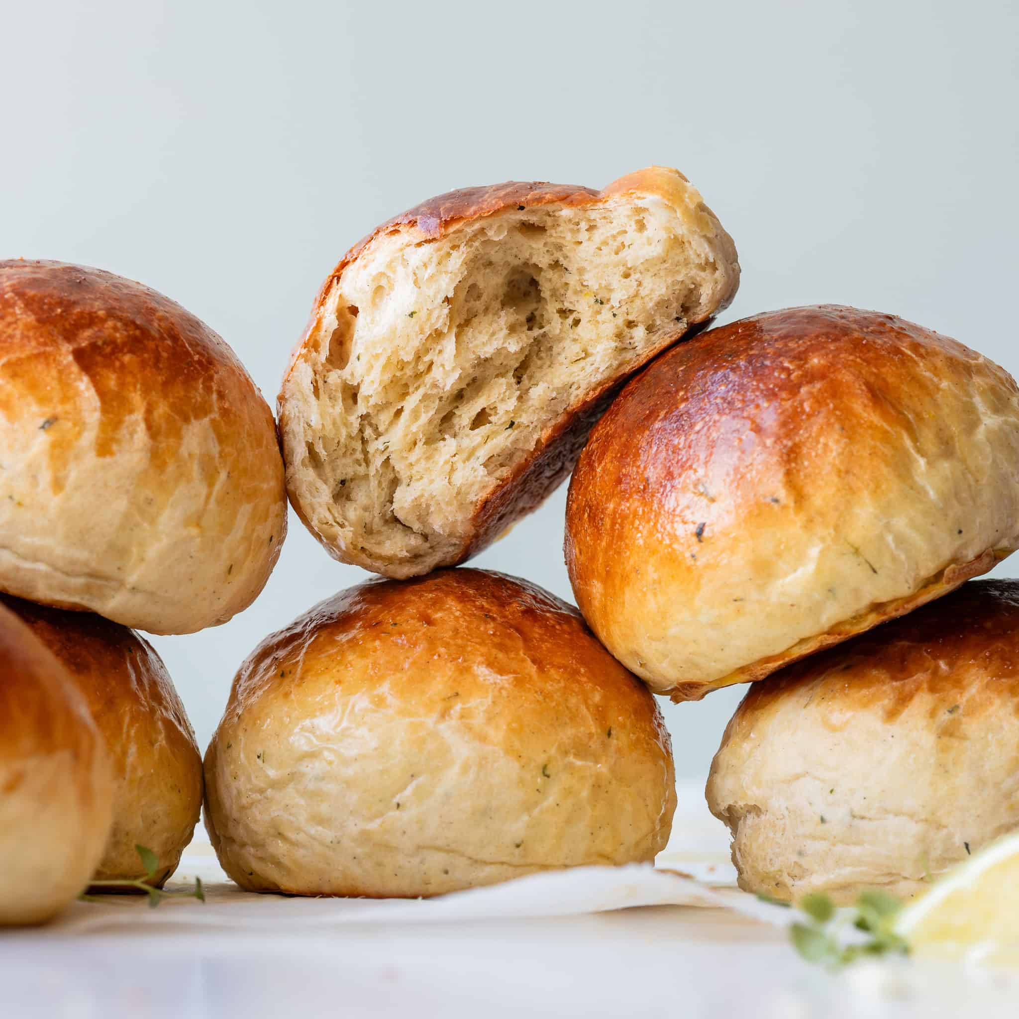 Briocheboller med citron og timian