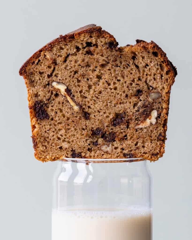 bananbrød med surdej og chokolade