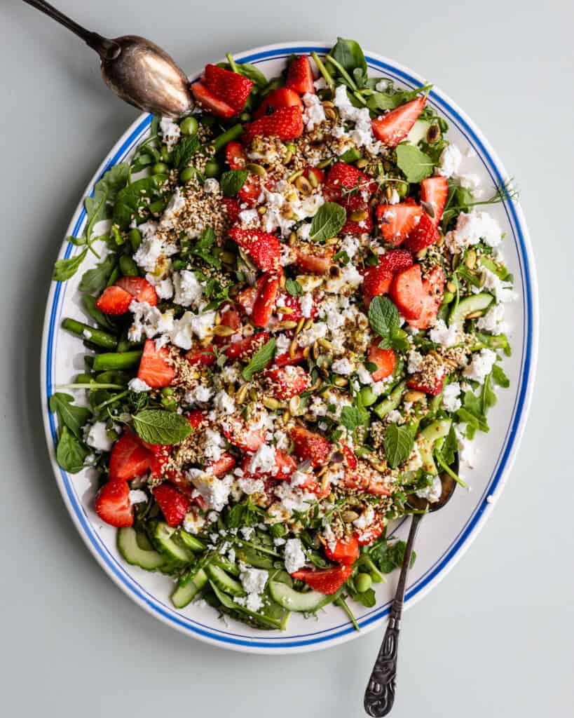 jordbærsalat med feta og ærter