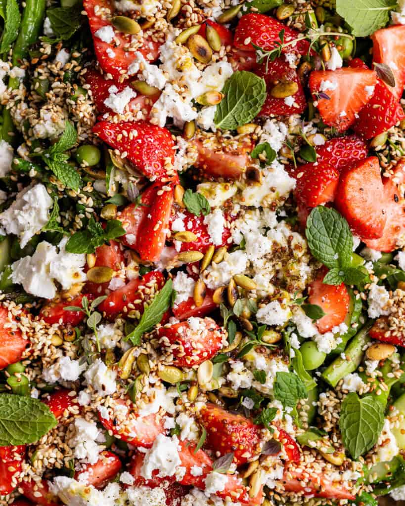 close up jordbærsalat med feta
