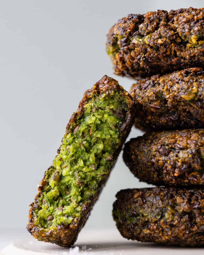 nordiske falafler med gråærter på panden