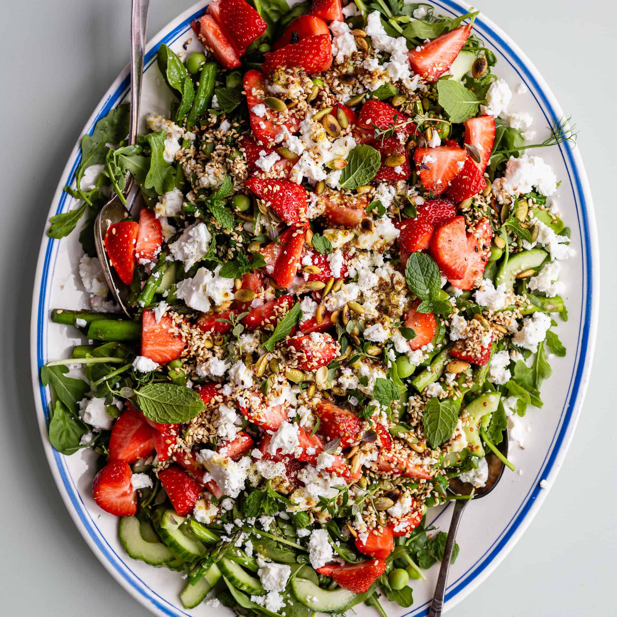 Jordbærsalat med feta og ærter