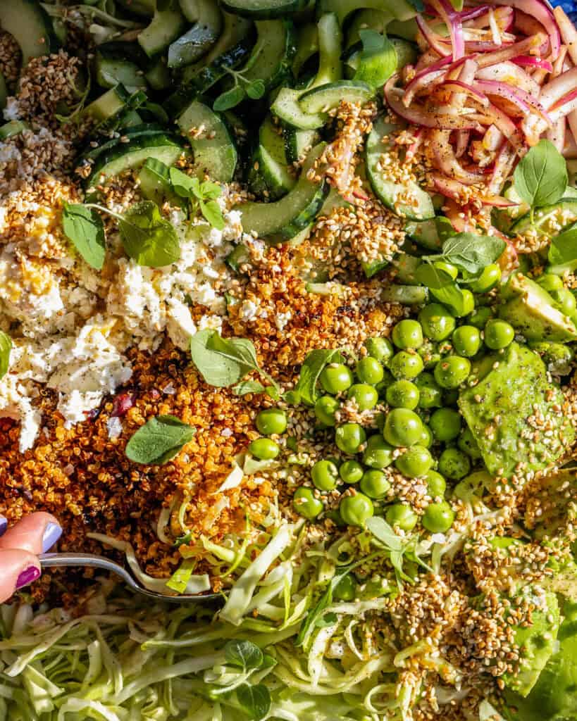 spidskålssalat med feta, rødløg og crispy quinoa