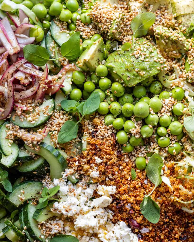 spidskålssalat med feta og crispy quinoa