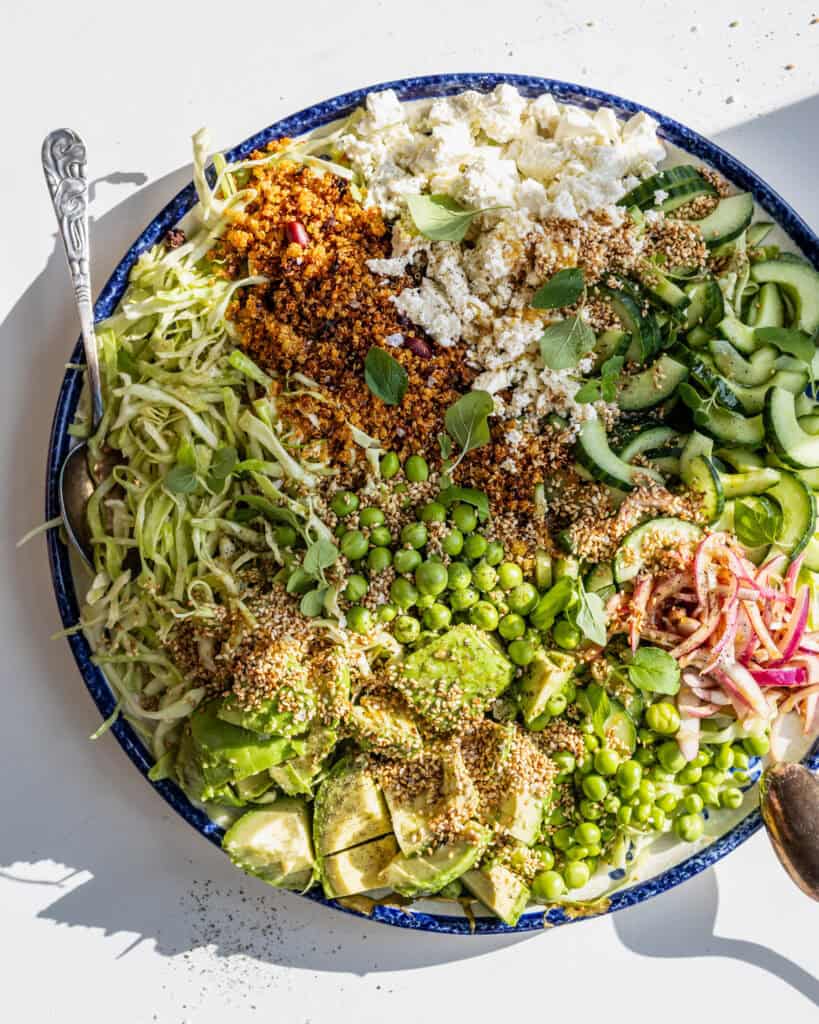 mættende spidskålssalat med feta og crispy quinoa