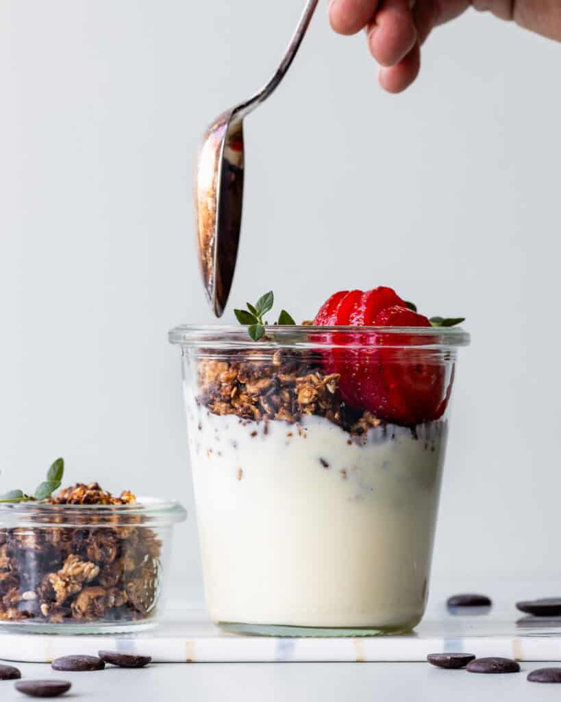 sprød surdejs granola med chokolade
