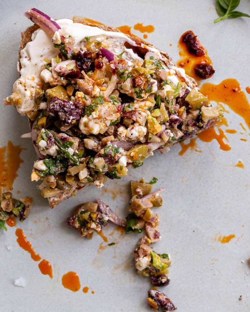 oliventapenade med feta og koriander