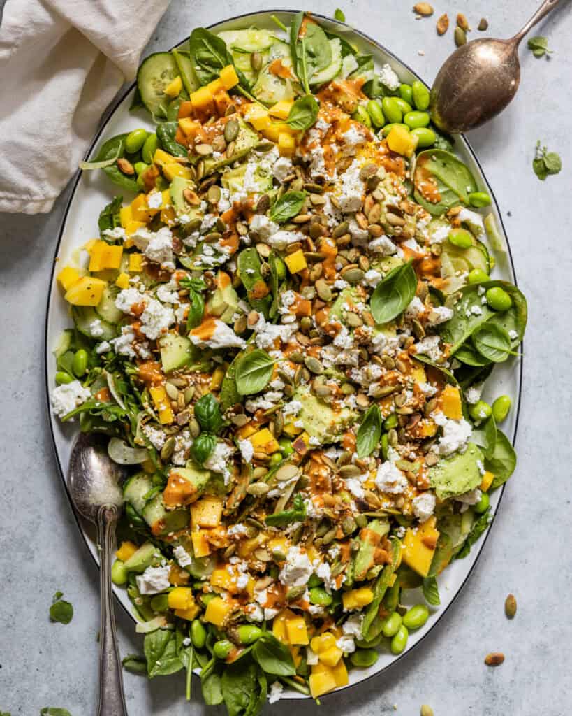 mættende salat med mango, feta og tahindressing