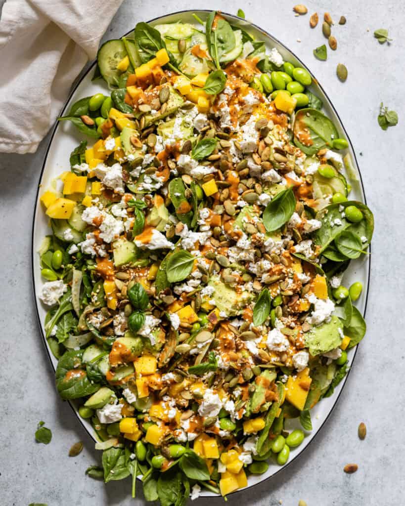 salat med mango, feta og tahindressing