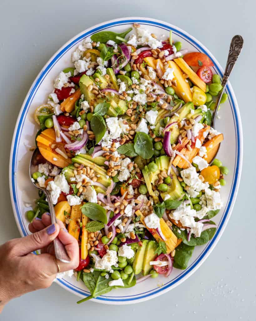 tomatsalat med feta, nektarin og avocado