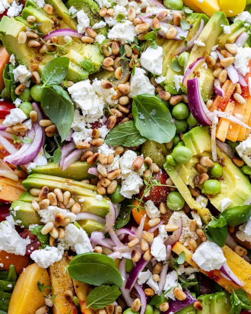 close up tomatsalat med feta og avocado