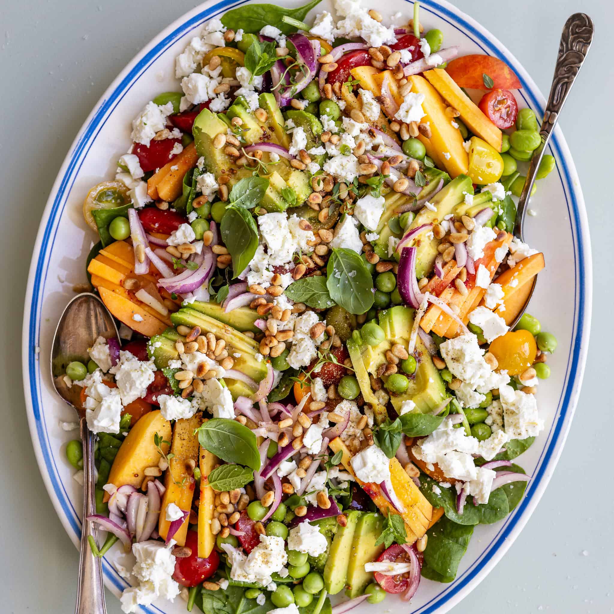 Tomatsalat med feta, nektarin og avoacdo