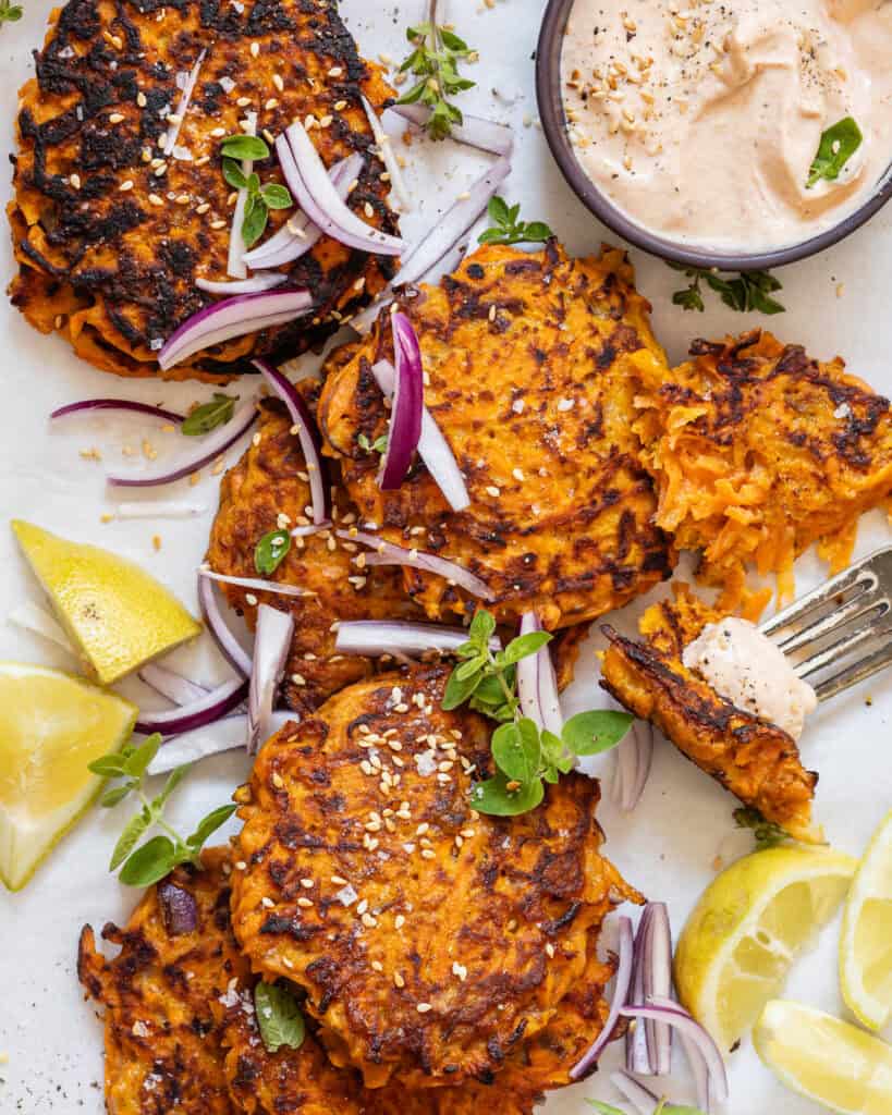 gulerodsfrikadeller med tahindip