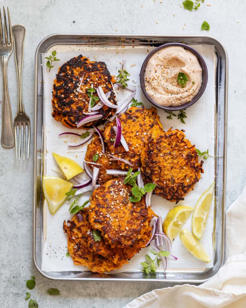 vegetariske gulerodsdeller med tahindressing